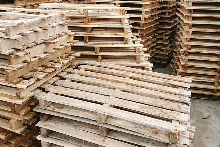 Palet gỗ bảo quản gạch không nung Quang Nguyễn
