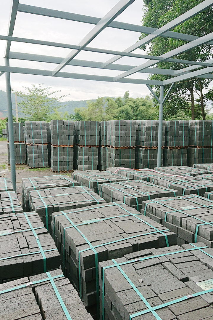 Từng khối gạch được đóng cẩn thận chờ xuất xưởng