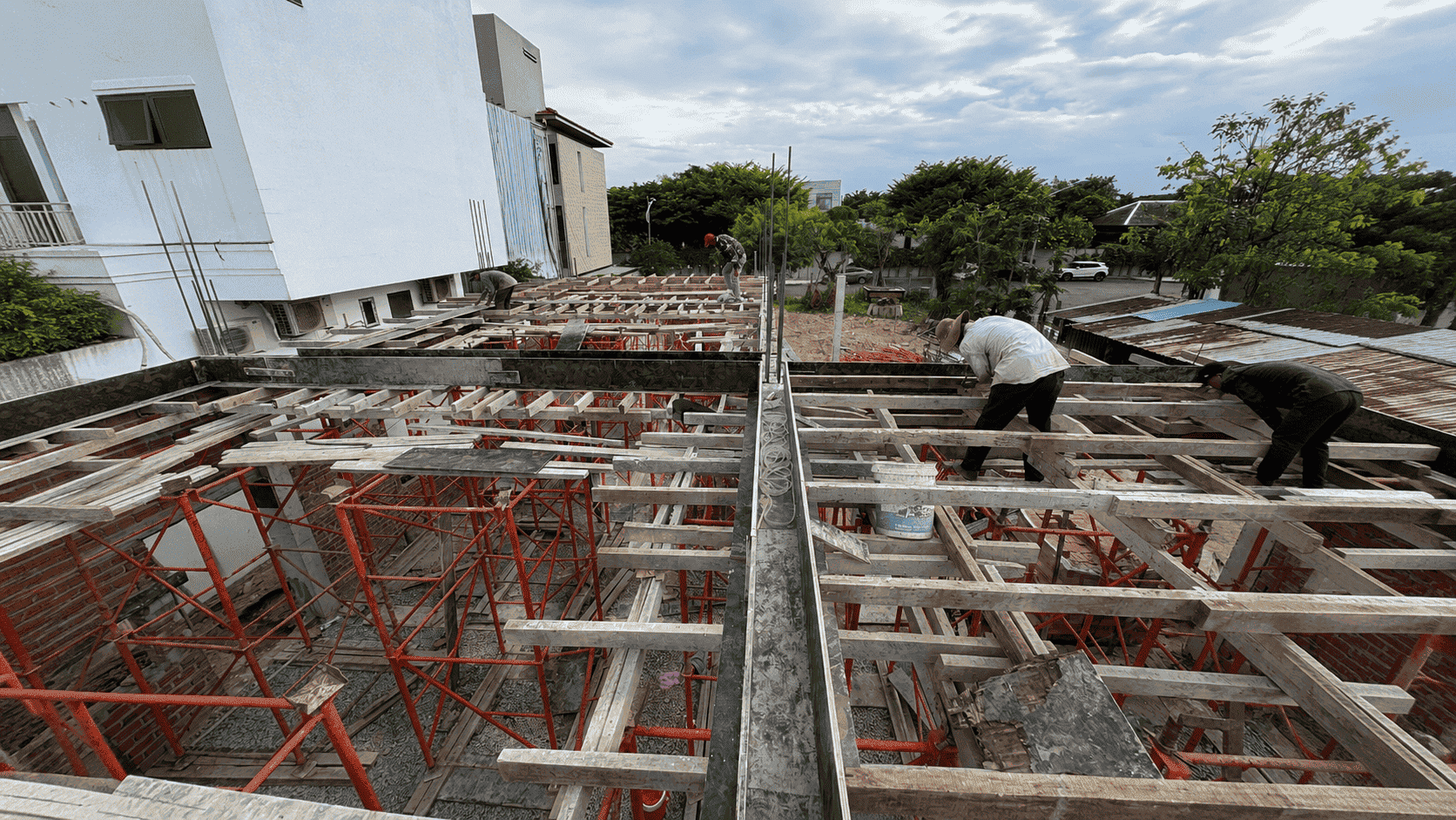 THI CÔNG XÂY DỰNG QUANG NGUYỄN — LÀM CHẮC TỪ NỀN, BỀN ĐẾN MAI SAU.